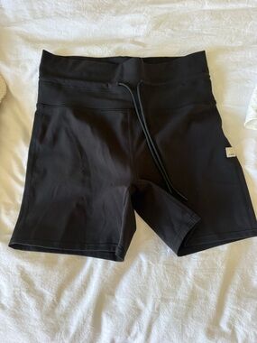 Vuori daily short - black